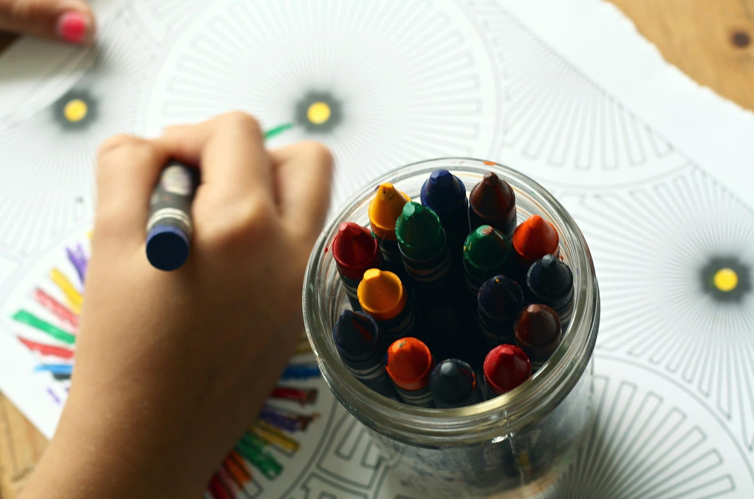 Niño con crayones